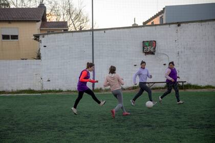 Todas las chicas del equipo de fútbol del pueblo están vacunadas
