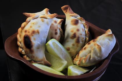 Todas las empanadas son horneadas en el momento y Cristina las ofrece con una rodaja de limón, algo que considera indispensable para condimentar.