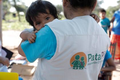 Todas las familias viven en situación de pobreza extrema, aisladas de los centros urbanos, en condiciones de emergencia habitacional.