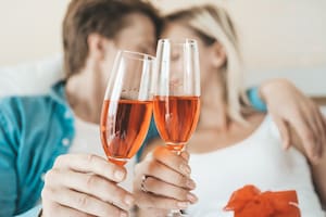 El ritual para atraer al amor de tu vida en pleno brindis