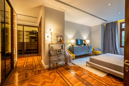 Todas las habitaciones son en suite y en total hay cinco baños