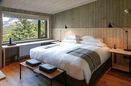 Todas las habitaciones tienen amplios ventanales que miran hacia el glaciar Marconi y el Valle Eléctrico.