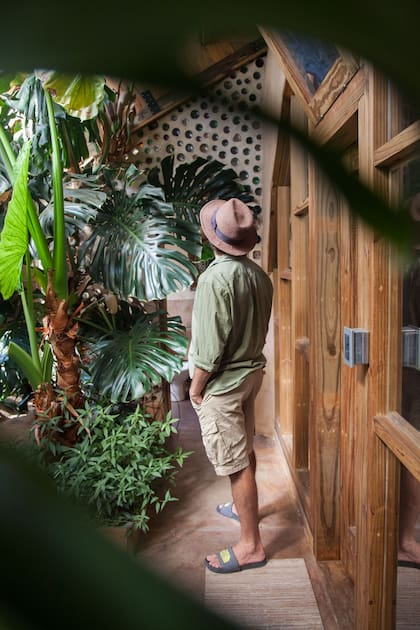 Todas las habitaciones tienen un pasillo repleto de plantas que se riegan gracias a la reutilización de aguas grises.