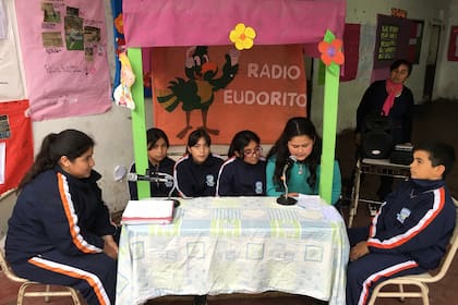 Todas las mañanas, alumnos con y sin dislexia, hace un programa de radio. El objetivo de Chavez es que se pueda escuchar también afuera de la escuela