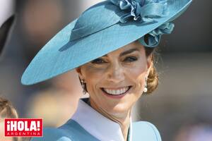 Todas las miradas en Kate. El sábado 14, la princesa acompañó el desfile militar en un carruaje, junto a sus hijos. Luego, con la familia real saludó a la multitud desde el balcón del Palacio de Buckingham.
