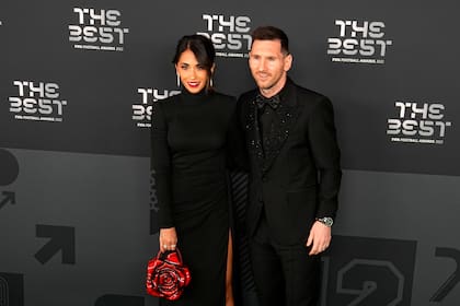 Todas las miradas fueron para Antonela Roccuzzo y Lionel Messi, aunque en la ceremonia El Tula hizo lo suyo (AP Photo/Michel Euler)