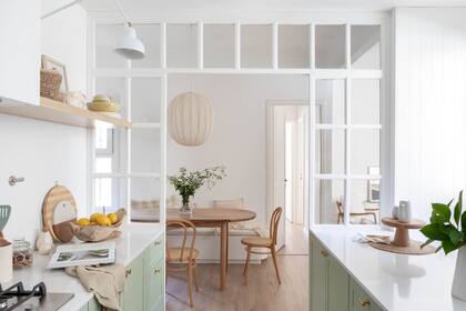 Todas las miradas se las llevan el cerramiento en madera con vidrio repartido (Somos Wood Craft) y los muebles laqueados (Canale & Poisson) en el tono de verde ‘Softened Green’ (Sherwin Williams).