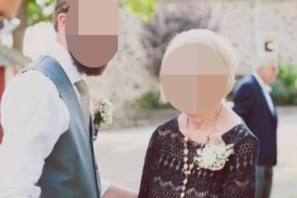 “Todas las mujeres de su familia decidieron usar vestidos funerarios negros para nuestra calurosa boda durante los últimos días de verano”, explicó la mujer