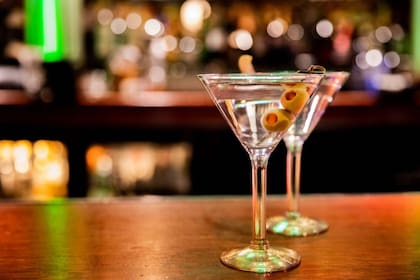 Todas las noches, antes de cenar, el rey Carlos se toma un Martini clásico