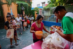 Cómo es la iniciativa contra el hambre que implementan los curas villeros en barrios de CABA