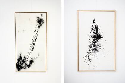 Todas las obras son firmadas por la dupla fundadora. Aquí, las piezas 'Yajirushi' y 'Wasi', parte de la serie Japan II en carbón sobre canvas de algodón y lino.

