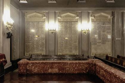 Todas las paredes están revestidas de piedra París, combinada con piedra que intenta imitar a la de Jerusalén.