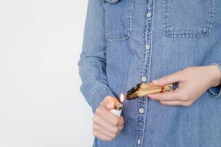 “Mi novio prende un palo santo para ‘limpiar energías’ y yo odio el olor”