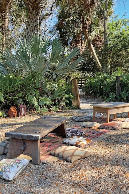 Todas
las participantes
prestaron sus
alfombras,
almohadones y
objetos personales
para ayudar con la
puesta en escena.