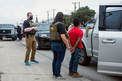 Todas las personas en Estados Unidos tienen protecciones constitucionales, incluido el derecho a permanecer en silencio cuando son arrestadas por agentes de inmigración