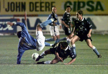 Todas las semifinales protagonizadas por Racing fueron batallas que excedieron lo deportivo; la de 1997, con Sporting Cristal, terminó en violencia entre las hinchadas en Perú.