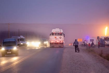 Todas las tardes se forma una fila de camionetas, combis y camiones que bajan de los yacimientos y atraviesan el pueblo