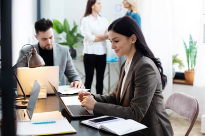 Todas las vacantes son de tiempo completo, con modalidad híbrida y asistencia presencial en la sede de 2000 Evergreen Street, en Sacramento