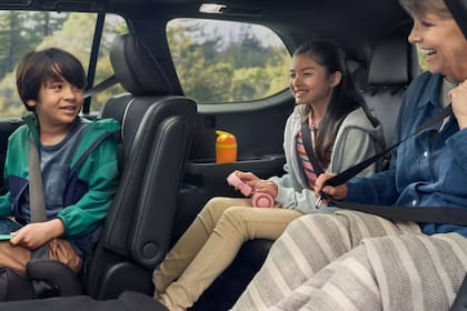 Todas las versiones cuentan con tres filas de asientos y amplio espacio