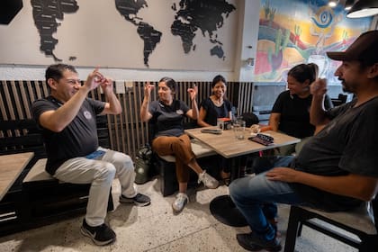 Todas los que participan de CaféLSA son personas sordas y se comunican en lengua de señas