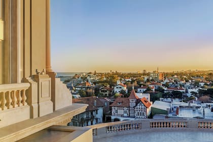 Todavía hoy el hotel sigue siendo una presencia descollante, tal como lo quiso Alfredo Arocena, visionario "desarrollador" uruguayo que imaginó un destino capaz de atraer bon vivants de todo el mundo. Así se lo pidió al arquitecto francés Gastón Mallet.