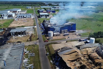 Todavía hoy se ven columnas de humo en el polígono industrial