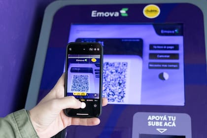 Todavía no se habilitó el código QR para pagar el viaje, pero sí se puede usar esta tecnología para cargar crédito en la SUBE con las máquinas diseñadas para este fin que ya están instaladas en las estaciones