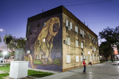 Todavía quedan edificios por pintar en el barrio Ferré.