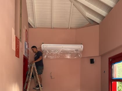 Todavía quedan señales de la casa original, por ejemplo, los techos altos inclinados en el piso superior