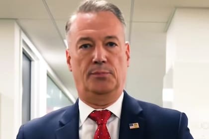 Lyons criticó las políticas santuario y dijo que al no colaborar con ICE, "protegen criminales"