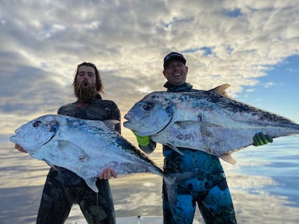 Todd Elder se dedica a la pesca desde hace varios años; en la imagen aparece con otro de sus ejemplares capturados