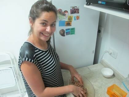 Todo al bowl, y mezclás. Es divertido, debo admitir. Los ingredientes se van integrando y se va armando una masa oscura, algo pegajosa