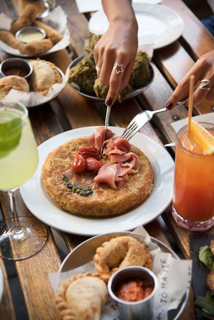 Todo al medio y listo para compartir. ¿Qué mejor plan que un almuerzo en Tomate?