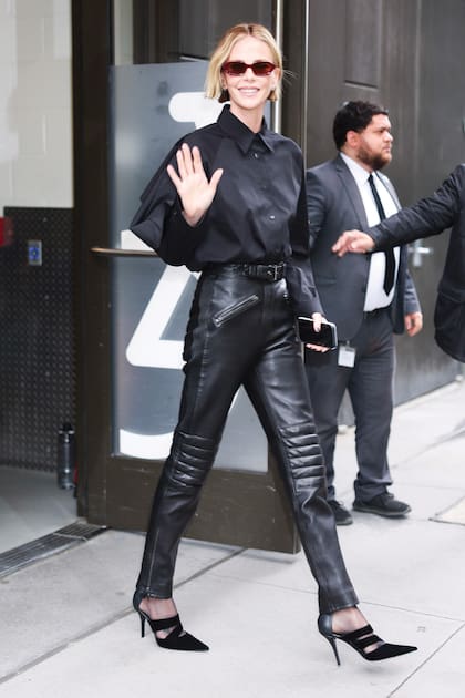 Todo al negro con camisa manga larga de poplin, pantalones
motoqueros de cuero con cinturón