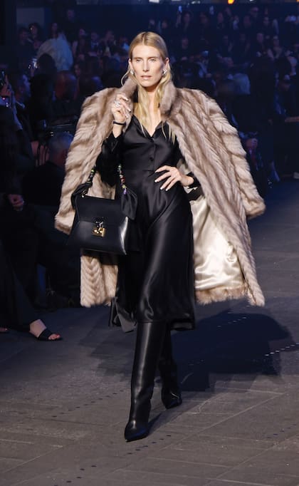 Todo al negro para Dree Hemingway y un deslumbrante tapado de piel