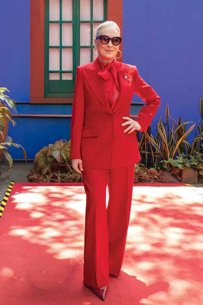 Todo al rojo con
un traje de Dolce
& Gabbana que
acompañó con
stilettos de Aldo
y alhajas de Fope