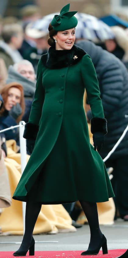 Todo al verde. En 2018 y embarazada del príncipe Louis, llevó al desfile de San Patricio, en Hounslow, un abrigo diseñado por Catherine Walker, zapatos de Tod’s y tocado de Gina Hoster.
