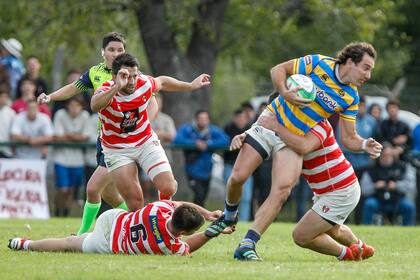 Todo Alumni para frenar a Santi Fernández: fue un partido con mucha intensidad en Tortuguitas