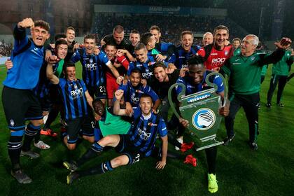 Todo Atalanta festeja con una imagen del trofeo de la Champions League, competencia en la que participarán por primera vez en su historia