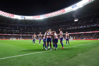 Todo Atlético de Madrid llega para abrazar a Nico González, que metió un doblete para el triunfo por 3-2 sobre Real Sociedad en el estadio Metropolitano