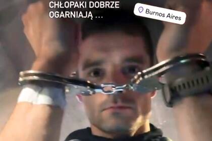 “Todo bien, chicos”. El posteo en Instagram del escalador polaco dentro del patrullero y esposado