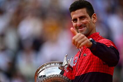 Todo bien: Novak Djokovic y la Copa de los Mosqueteros que recibió al vencer en la final a Casper Ruud.