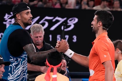 Todo bien: un saludo entre Kyrgios y Djokovic durante una exhibición en Melbourne el año pasado