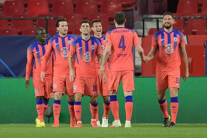 Todo Chelsea celebra con Ben Chilwell, autor del segundo gol del conjunto londinense en el partido de ida de los cuartos de final de la Champions League frente a Porto, de Portugal.