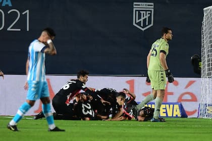 Todo Colón festeja, lo sufre Chila Gómez, arquero de Racing