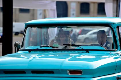 Todo comenzó a las 18:37, con Jorge Macri ya esperando al aire libre en la Rural y el tema “What a wonderful world” de fondo. La llegada de la novia fue a bordo de una camioneta Chevrolet C-10 turquesa conducida por el padre de Belén. 