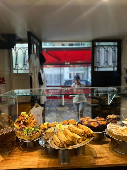 Todo comenzó (y continúa) literalmente en un garage, donde el cliente es recibido por un mostrador siempre bien provisto