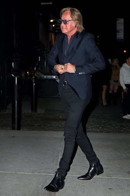 Todo de negro, el poderoso y millonario Mohamed Hadid llega la fiesta de cumpleaños de su hija.