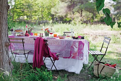 Todo dispuesto para una reunión colorida que puede empezar de día y estirarse hasta la noche.