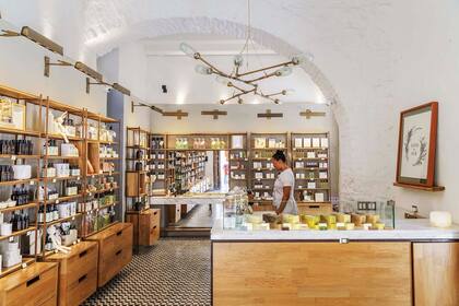 Todo el amoblamiento y las luminarias se hicieron artesanalmente en Colombia.